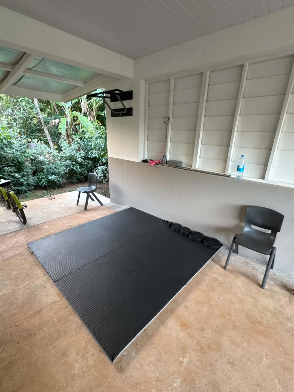 L'espace sport couvert, avec son tapis, ouvert sur le jardin